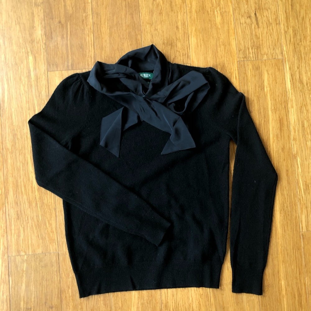 Ralph Lauren women’s 100% cashmere sweater
Size M